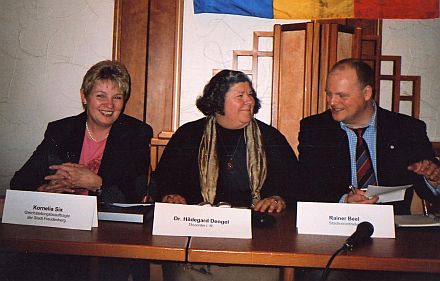 Podiumsdiskussion in Freudenberg, von links nach rechts: Kornelia Six, Dr. Hildegard Dengel und Reiner Bell.