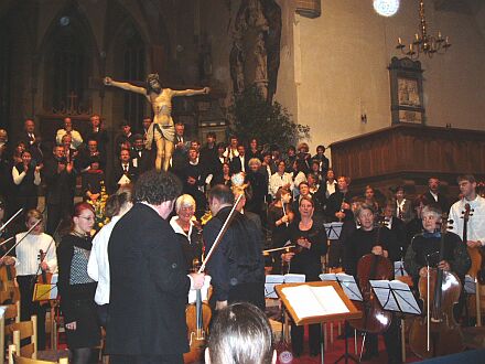 Applaus beim Abschlusskonzert in der Stiftskirche hringen, im Vordergrund als Konzertmeister unser Geigendozent Harald Christian (Augsburg).