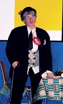 Die Frauengruppe Gummersbach dankt der „Faschingsregisseurin“ Rita Hll-Gusbeth fr ihren langjhrigen Einsatz und verabschiedet sie in den wohlverdienten Ruhestand. Foto: Anneliese Tittes