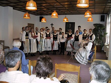Auftritt der Tanzgruppe Herzogenaurach im Altenheim Dr. Carl Wolff in Hermannstadt.