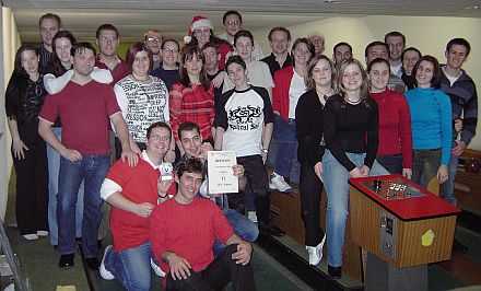 Mitglieder und Freunde der Tanzgruppe Heilbronn beim Weihnachtskegeln.