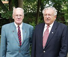 Mit Ehrenurkunden gewrdigt wurden Dr. Gnter von Hochmeister (links) und Richard Lw. Foto: Siegbert Bruss