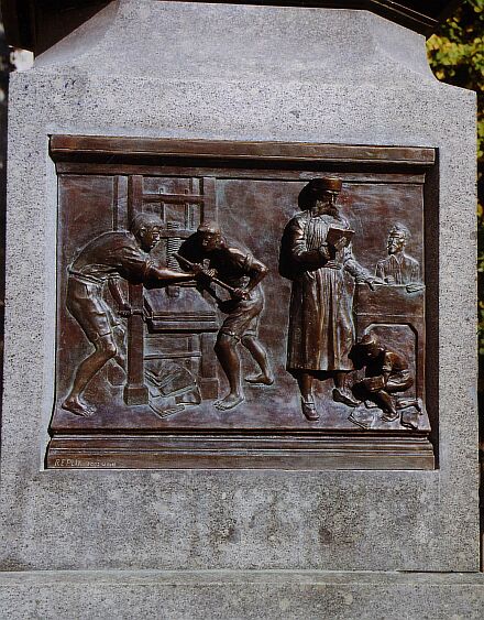 Bronzerelief auf dem Honerus-Denkmal in Kronstadt. Die Nachbildung wurde von Wilhelm Roth initiiert und erstellt.