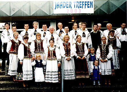 "Tracht anzieh'n - Heimatgefhl spren". Junge Trachtentrger beim Jaader Treffen nach dem Gottesdienst vor der Eichenrainhalle in Lindach. Foto: Hans Klein.