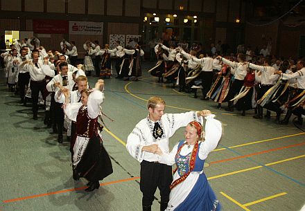 Schwungvolle Darbietungen in Mergelstetten beim 25-jhrigen Jubilum der Jugendtanzgruppe Heidenheim.