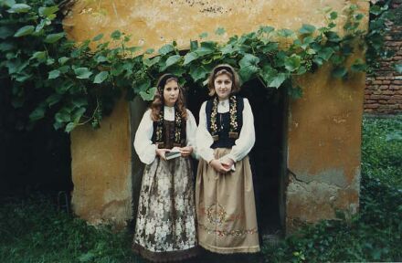 Zwei junge Alznerinnen, die zu ihrer Konfirmation aus Hamburg in die alte Heimat angereist sind (1998). Foto: Edith Dengel-Feleky / Bildarchiv Konrad Klein