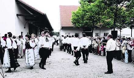Aufmarsch der Trachtengruppen beim Kronenfest in Altdorf. Foto: Landshuter Zeitung