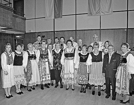 Der Chor der Kreisgruppe Landsberg begeisterte beim Tag der Heimat mit siebenbrgisch-schsischem Liedgut. Foto: Edeltraud Schebesch