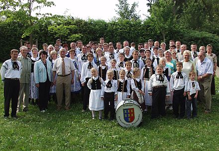 Gruppenbild mit den Ehrengsten sowie den Tanzgruppen und der Blasmusik, die das Kronenfest in Landshut gestalteten. Foto: Petra Reiner