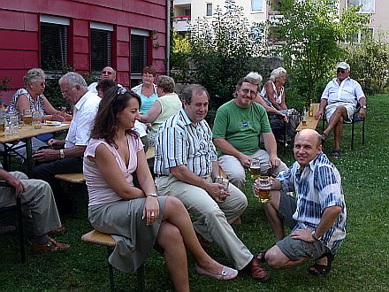 Die Gste sind versorgt. Sie gnnen sich ein Bier (v.l.n.r.): Werner Henning, Organisator, Hans Folea-Stamp, Helfer und Eugen Vetter, Hausmeister HdH. Foto: Doris Hutter