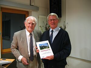 Stefan Hedrich (links), der Referent, mit dem Hausherrn Horst Gbbel. Foto: Doris Hutter