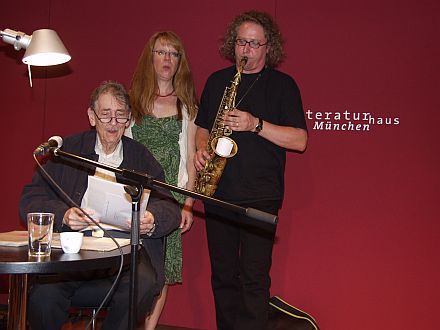Bchner-Preistrger Oskar Pastior (links) im Terzett mit Gabriele Hasler und Roger Hanschel. Foto: Christian Schoger 