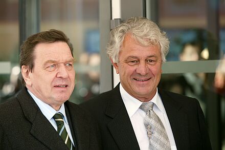 Bundeskanzler Gerhard Schrder mit Jubilar Hasso Plattner beim Geburtstagsempfang am 20. Februar in Potsdam. Foto: SAP
