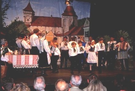 Viele junge Laienspieler wirkten im Theaterstck „Mensch, Kathi, schau nach vorn“ im Puchheimer Culturzentrum mit. Foto: Hans-Werner Schuster