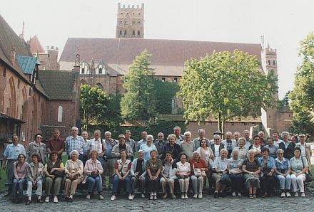 Senioren der Kreisgruppe Regensburg im Hof der Marienburg in Masuren.