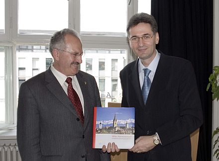 Martin Rill (links) berreicht dem EU-Kommissar fr Mehrsprachigkeit, Leonard Orban, den neuen Bildband ber Hermannstadt. Foto: Martin Eichler