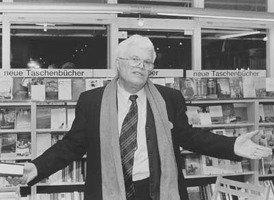 'Dieses Buch war als Geste der Vershnung gedacht': Eginald Schlattner mit seinem neuen Roman in der Gautinger Buchhandlung Kirchheim. Foto: Konrad Klein 