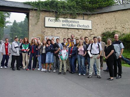 Siebenbrgische Jugendliche vor dem Kloster Eberbach