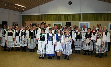Zahlreiche Siebenbrger Sachsen, auch junge Leute, waren in Festtracht zum Katharinenball in Traunreut erschienen. Tradition bleibt IN!