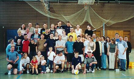 Sportler und Mitglieder der Rockenstube beim ersten siebenbrgischen Volleyballturnier in Mnchen.