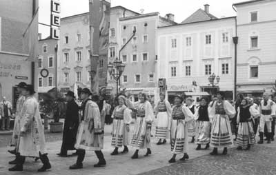 Siebenbrgische Trachtengruppe beim Einzug auf dem Stadtplatz in Wels, wo die Festkundgebung des zehnten Heimattags der Siebenbrger Sachsen in sterreich stattfand. Foto: Siegbert Bruss