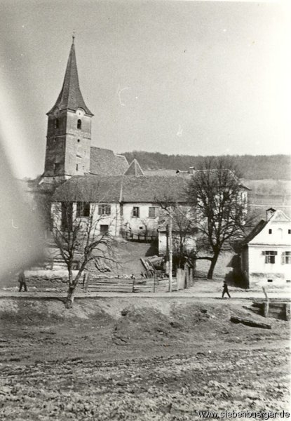 Blick auf die Kirche und Schule in Felldorf in den 60 'er Jahren