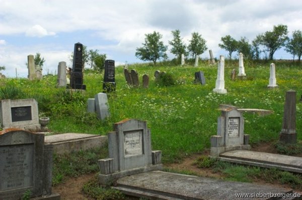 Grber am Friedhof in Felldorf