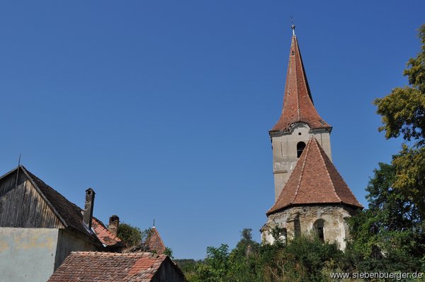Blick auf die Kirchenburg mit neuem rekonstruiertem  Kirchendach. Links seitlich die Torbastei  mit dem neuen Dach. 6. August 2013 