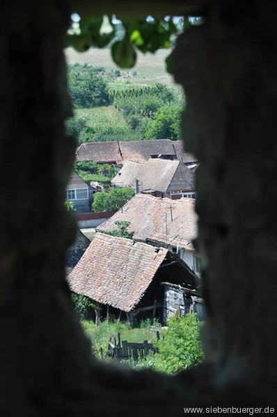 Blick durch die Wehrmauer auf das Dorf Felldorf