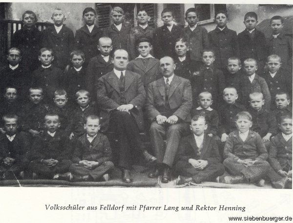 Volksschler aus Felldorf mit Pfarrer Lang und Rektor Hans Henning ca um 1927