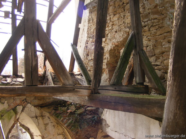 Reste des Dachstuhls  vom Kirchenschiff,aus dem 17 Jhd.