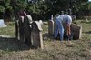 Lori und KUKI beim subern und konservieren der Grabsteine, am Felldorfer-Friedhof im Juli 2012